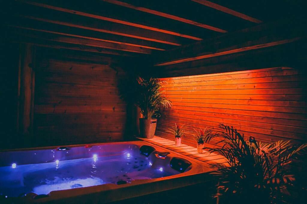 Le Spa Du Cabanon: Cabanon De Luxe Avec Spa Entierement Privatif Aye المظهر الخارجي الصورة