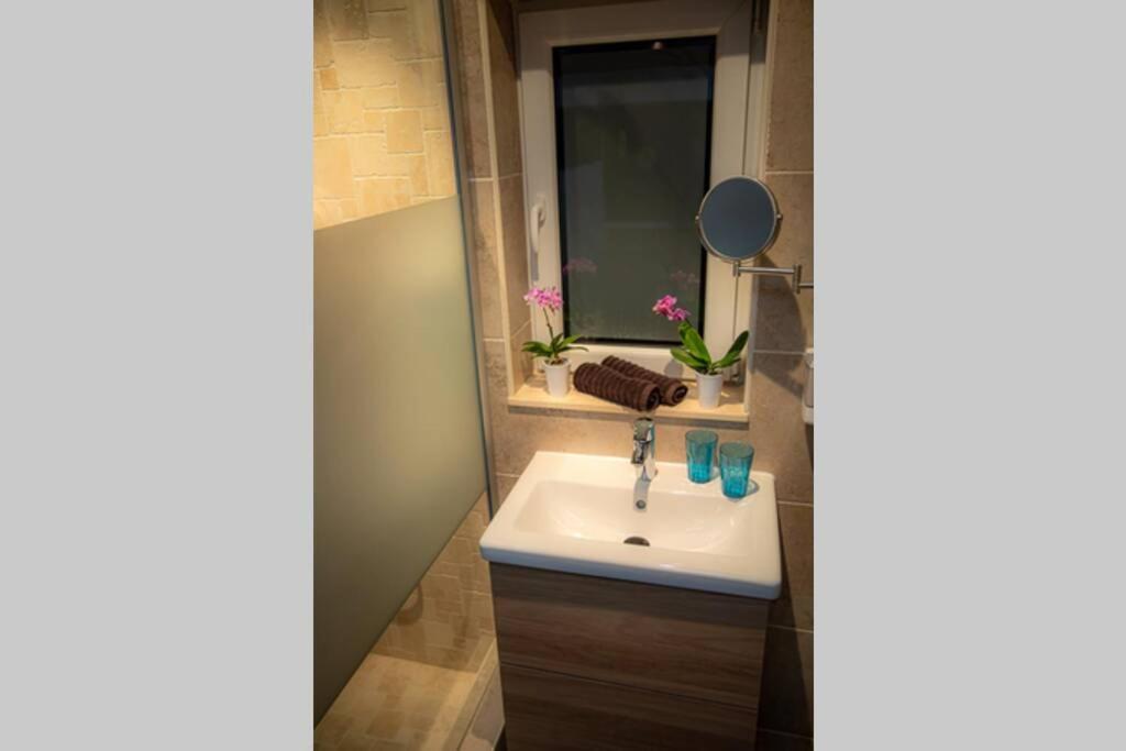 Le Spa Du Cabanon: Cabanon De Luxe Avec Spa Entierement Privatif Aye المظهر الخارجي الصورة